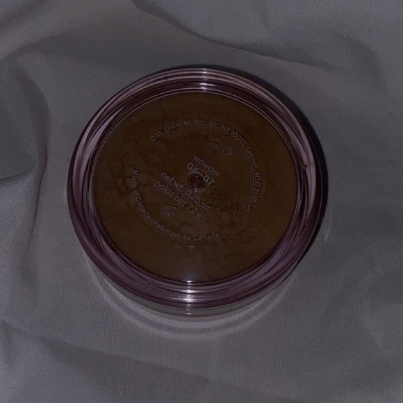Glossier Wowder Weightless Finishing Powder in shade G5-G7 - Picture 2 of 3